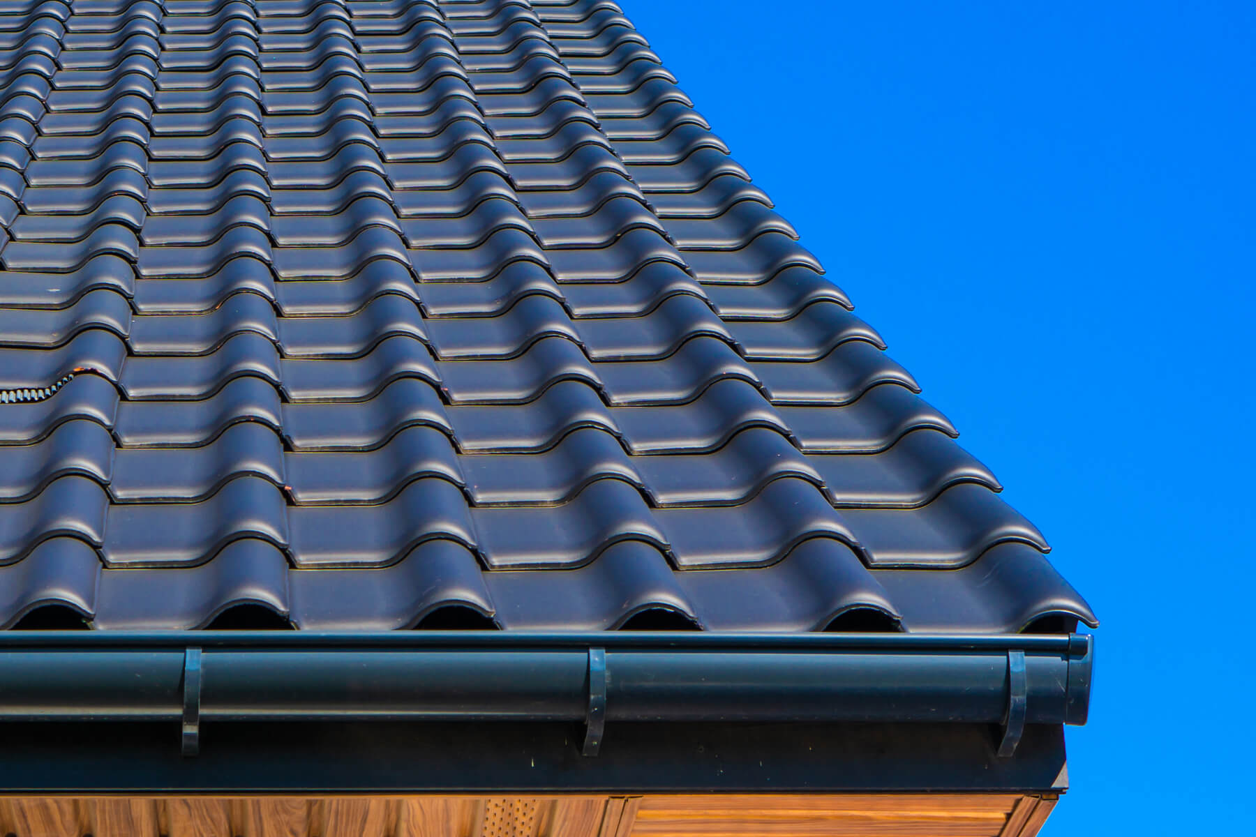 Zinguerie : gouttières, chéneaux, descentes et raccords